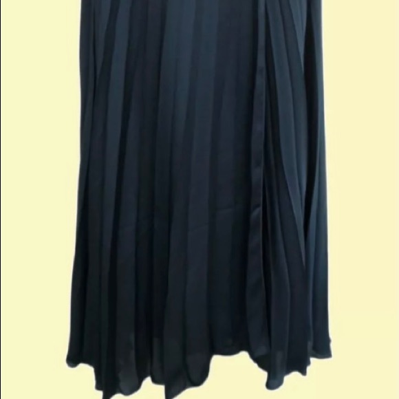 D.Exterior dark blue long pleated skirt, M/L